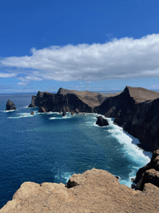 Uitzicht over de noordkust op Madeira